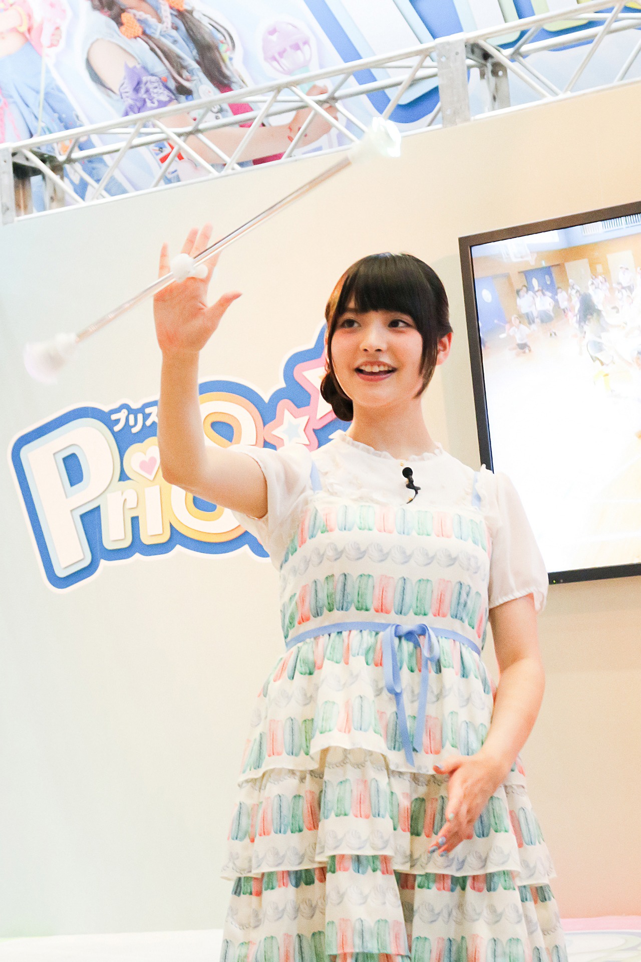 スポーツトイ・プリスポシリーズの「トワールリングバトン」を回す上坂すみれ。