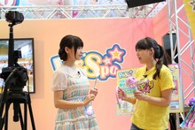 プリスポシリーズの説明を受ける上坂すみれ。