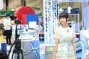 「開催前日のおもちゃショーに上坂すみれが潜入！」撮影の様子。