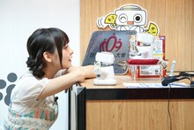 「爆・笑太郎」を眺める上坂すみれ。