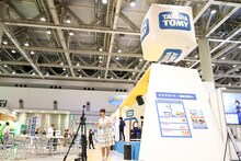 「開催前日のおもちゃショーに上坂すみれが潜入！」撮影の様子。