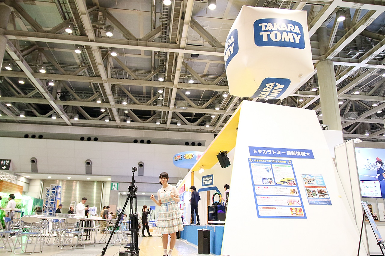 「開催前日のおもちゃショーに上坂すみれが潜入！」撮影の様子。