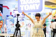 「開催前日のおもちゃショーに上坂すみれが潜入！」のオープニングショット撮影の様子。