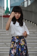 フォトセッションでファイティングポーズを決める藤原さくら。