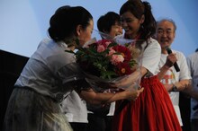 平愛梨（右）から花束を受け取るいとうあさこ（左）。