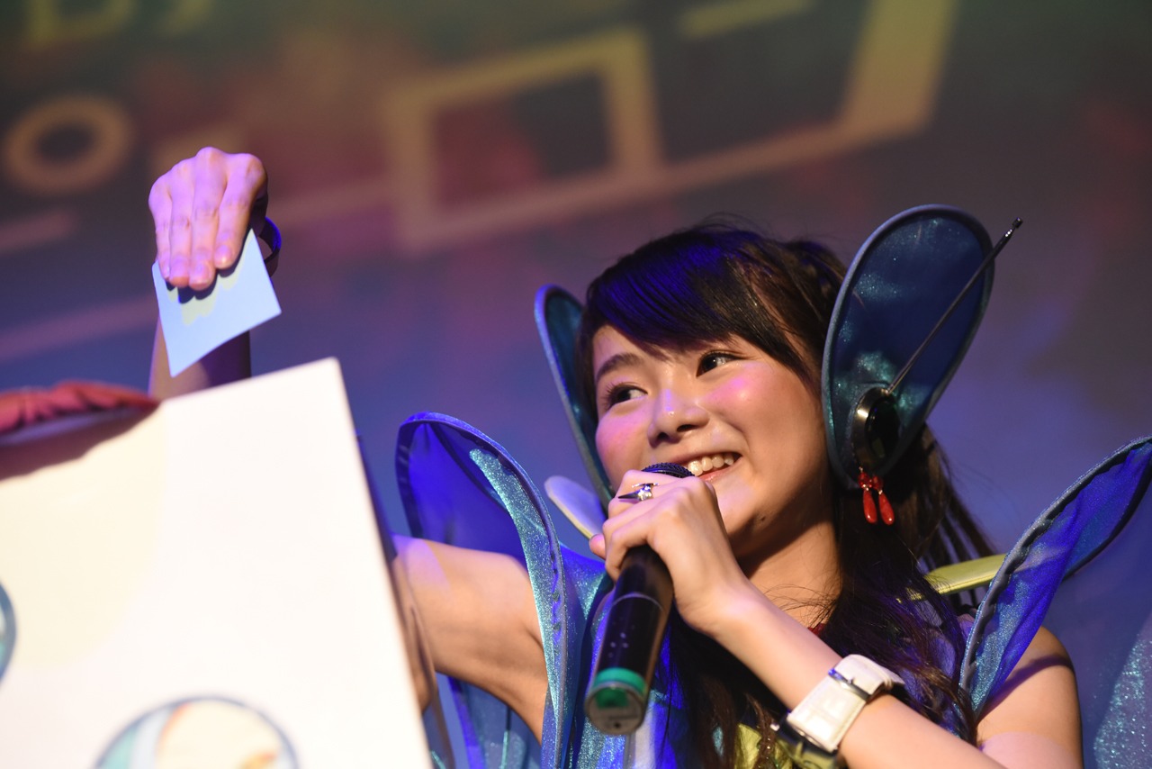 クジを引く宮川里奈。