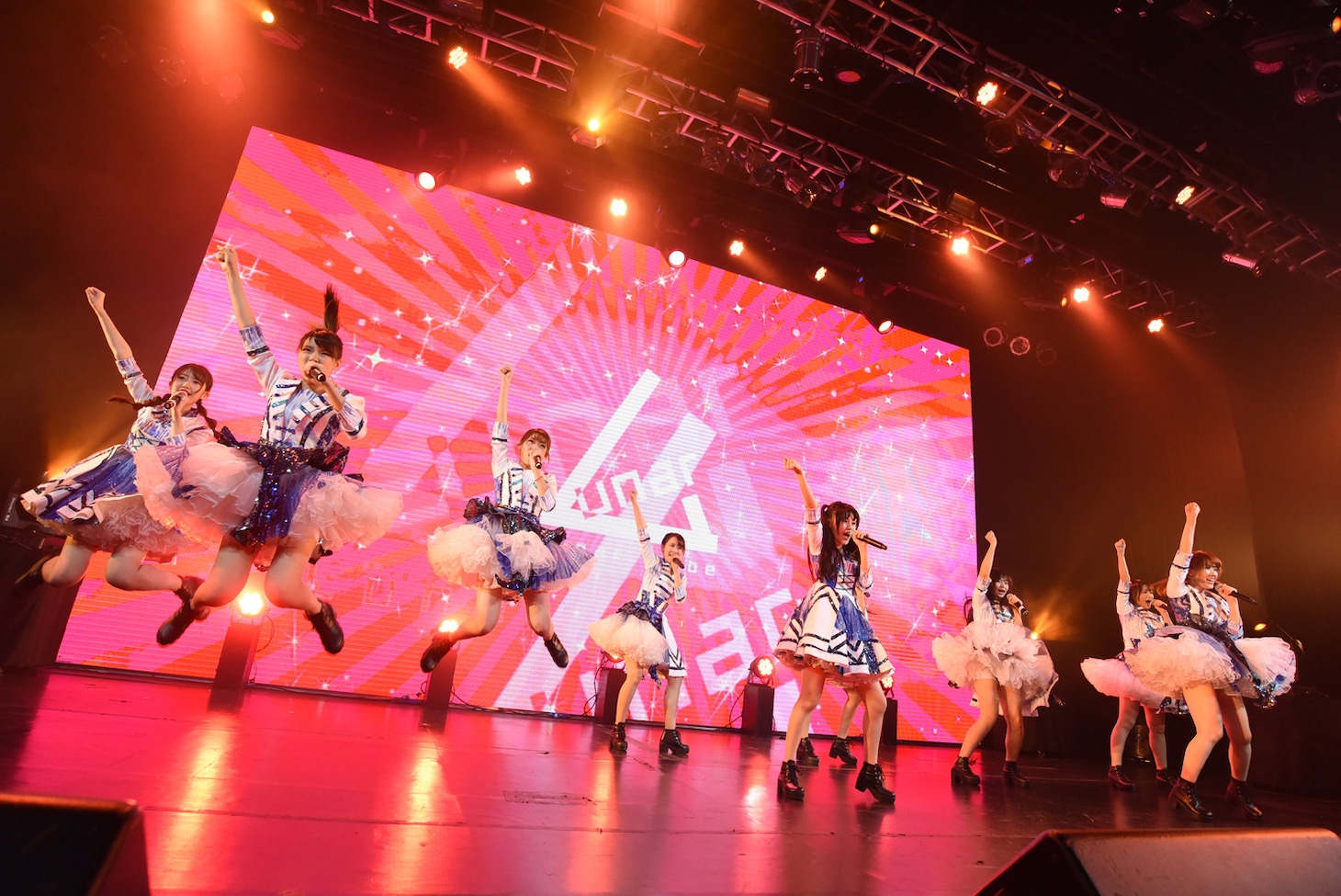 Lunarによるライブの様子。