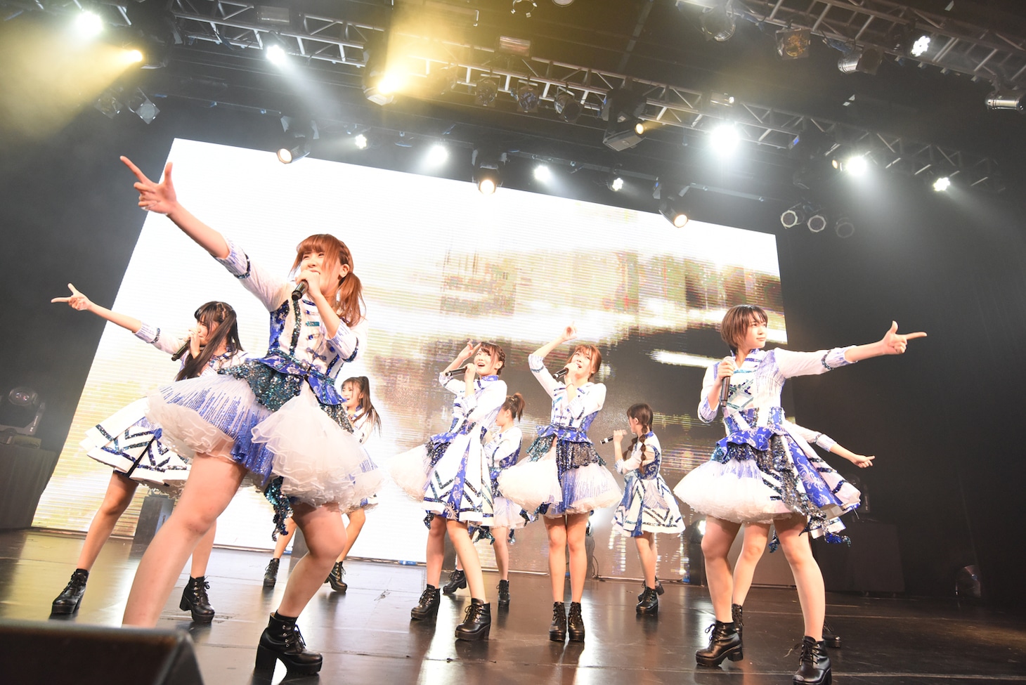 Lunarによるライブの様子。