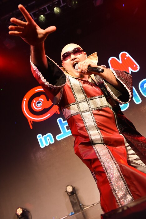 富永TOMMY弘明によるライブの様子。