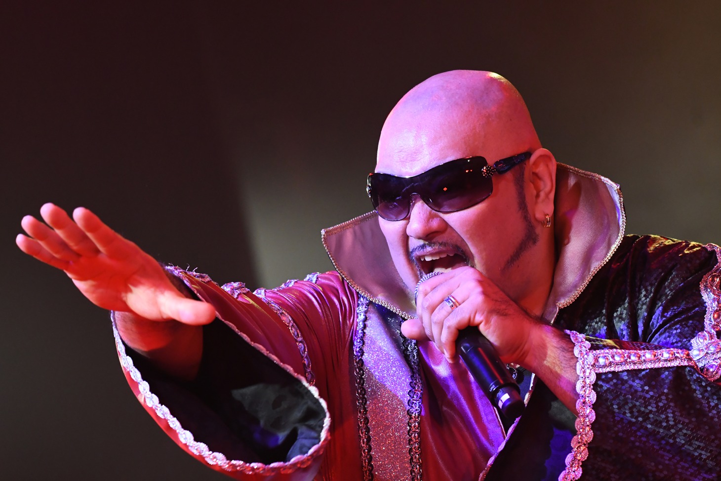 富永TOMMY弘明によるライブの様子。