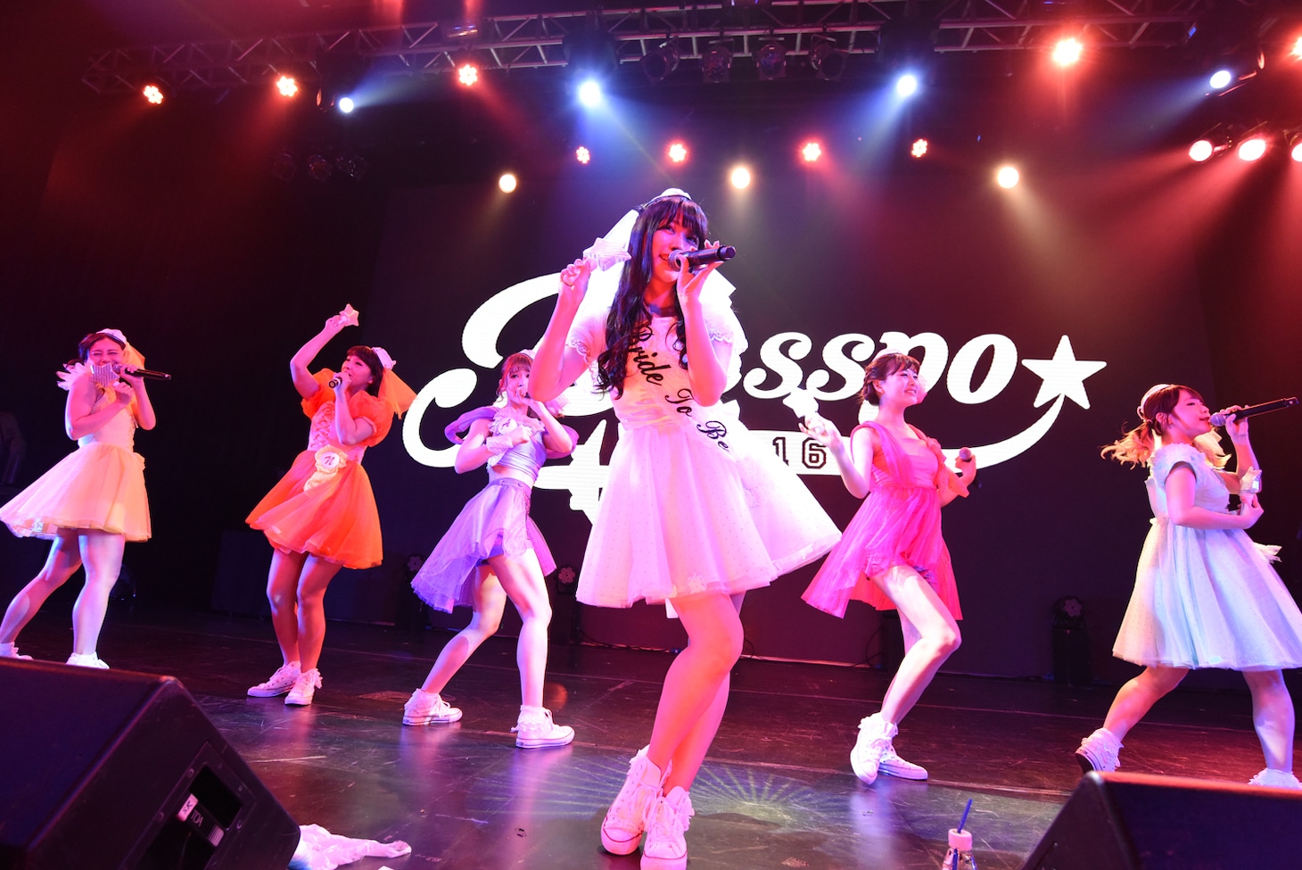 PASSPO☆によるライブの様子。