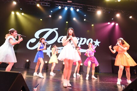 PASSPO☆によるライブの様子。