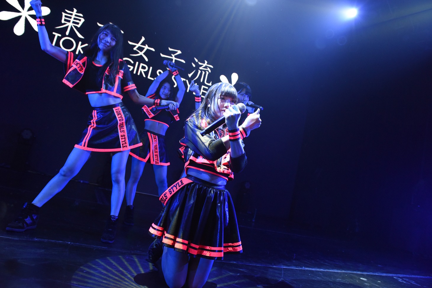東京女子流によるライブの様子。