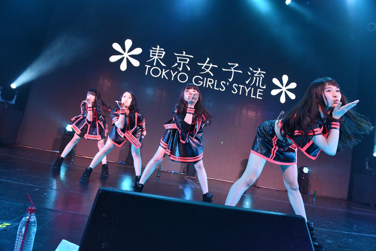東京女子流によるライブの様子。
