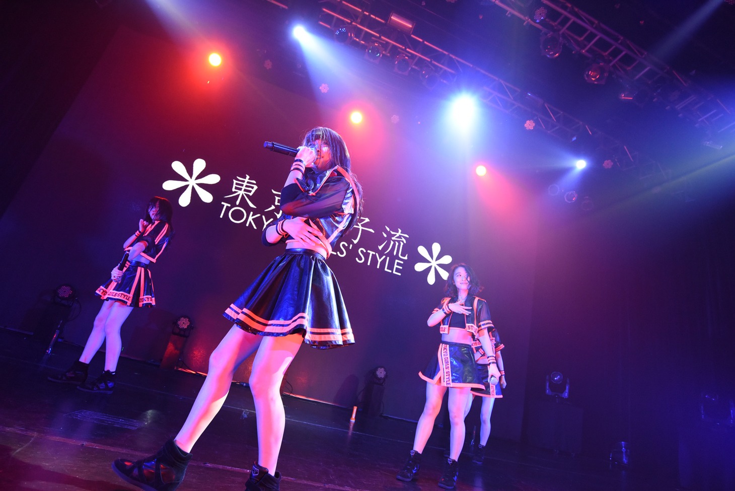 東京女子流によるライブの様子。