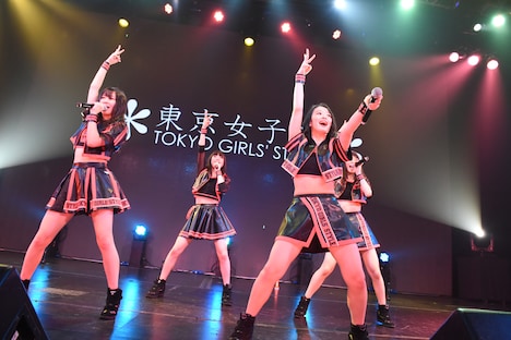 東京女子流によるライブの様子。