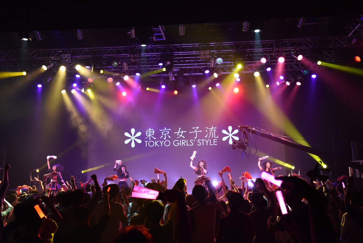 東京女子流によるライブの様子。