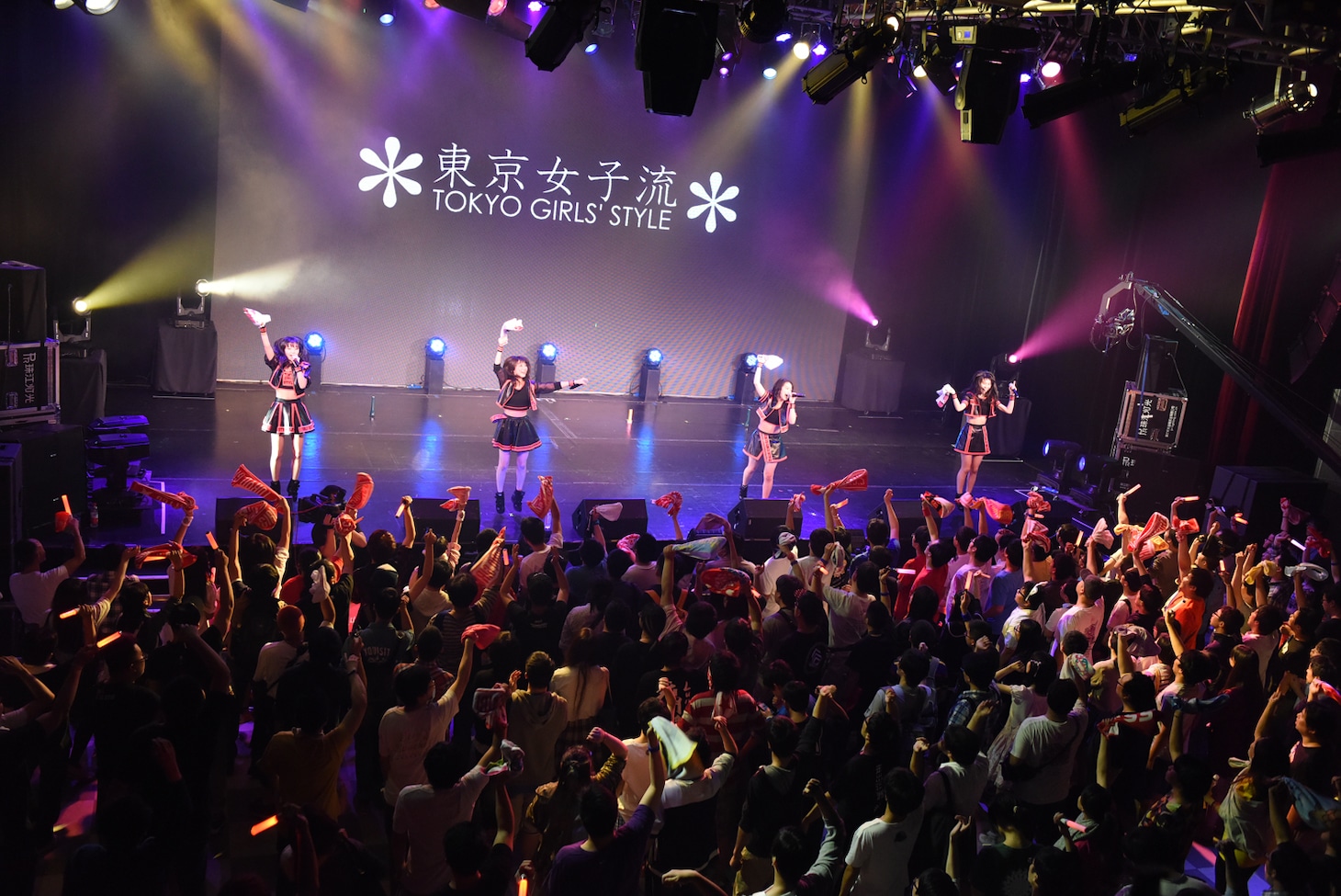 東京女子流によるライブの様子。