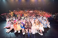 出演者による記念撮影の様子。