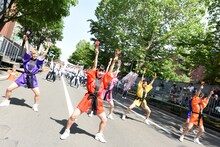 アップアップガールズ（仮）とファンによる「パーリーピーポーエイリアン“YOSAKOIソーランver.”」披露の様子。