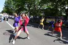 アップアップガールズ（仮）とファンによる「パーリーピーポーエイリアン“YOSAKOIソーランver.”」披露の様子。