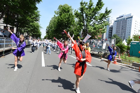 アップアップガールズ（仮）とファンによる「パーリーピーポーエイリアン“YOSAKOIソーランver.”」披露の様子。