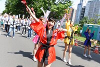 アップアップガールズ（仮）とファンによる「パーリーピーポーエイリアン“YOSAKOIソーランver.”」披露の様子。