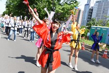 アップアップガールズ（仮）とファンによる「パーリーピーポーエイリアン“YOSAKOIソーランver.”」披露の様子。