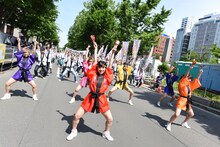 アップアップガールズ（仮）とファンによる「パーリーピーポーエイリアン“YOSAKOIソーランver.”」披露の様子。