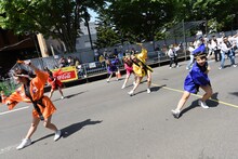 アップアップガールズ（仮）とファンによる「パーリーピーポーエイリアン“YOSAKOIソーランver.”」披露の様子。