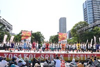 アップアップガールズ（仮）とファンによる「パーリーピーポーエイリアン“YOSAKOIソーランver.”」披露の様子。