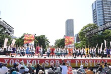 アップアップガールズ（仮）とファンによる「パーリーピーポーエイリアン“YOSAKOIソーランver.”」披露の様子。