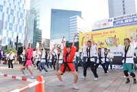 アップアップガールズ（仮）とファンによる「パーリーピーポーエイリアン“YOSAKOIソーランver.”」披露の様子。