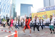 アップアップガールズ（仮）とファンによる「パーリーピーポーエイリアン“YOSAKOIソーランver.”」披露の様子。