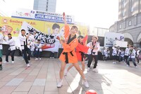 アップアップガールズ（仮）とファンによる「パーリーピーポーエイリアン“YOSAKOIソーランver.”」披露の様子。