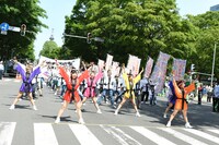 アップアップガールズ（仮）とファンによる「パーリーピーポーエイリアン“YOSAKOIソーランver.”」披露の様子。