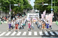 アップアップガールズ（仮）とファンによる「パーリーピーポーエイリアン“YOSAKOIソーランver.”」披露の様子。