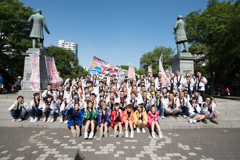 アップアップガールズ（仮）とファンによる記念撮影の様子。