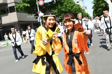 左から佐保明梨、関根梓。