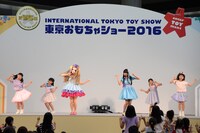 「リカちゃん＆つばさちゃんダンスステージ」の様子。
