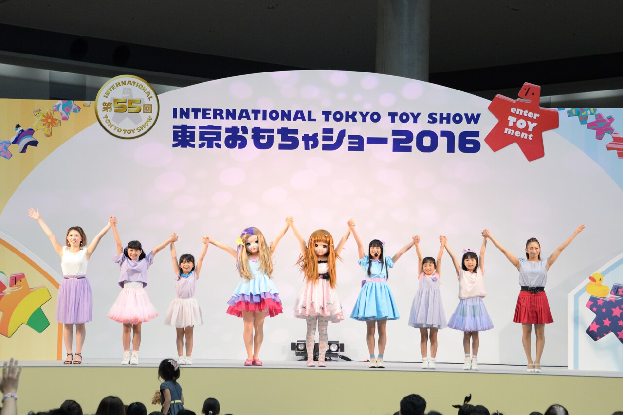 「リカちゃん＆つばさちゃんダンスステージ」の様子。