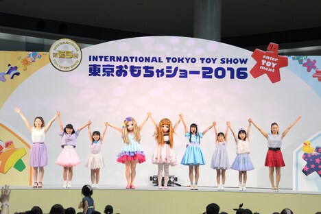 「リカちゃん＆つばさちゃんダンスステージ」の様子。