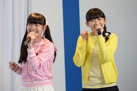 左から麻生真彩、岡崎百々子。