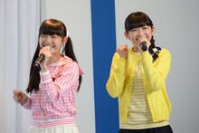 左から麻生真彩、岡崎百々子。