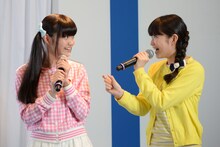 左から麻生真彩、岡崎百々子。