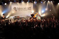 客席にダイブする志磨遼平（Vo / ドレスコーズ）。（撮影：板橋淳一）