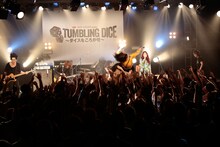 客席にダイブする志磨遼平（Vo / ドレスコーズ）。（撮影：板橋淳一）