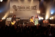 ドレスコーズとGLIM SPANKYによるコラボの様子。（撮影：板橋淳一）