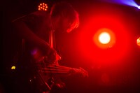 あっきー（B, Cho）（Photo by Junpei Hiyoshi）