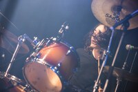 アサケン（Dr, Cho）（Photo by Junpei Hiyoshi）